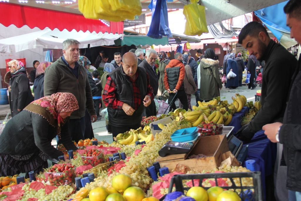 BOLU PAZARINDAKİ YOĞUNLUK ESNAFI SEVİNDİRDİ