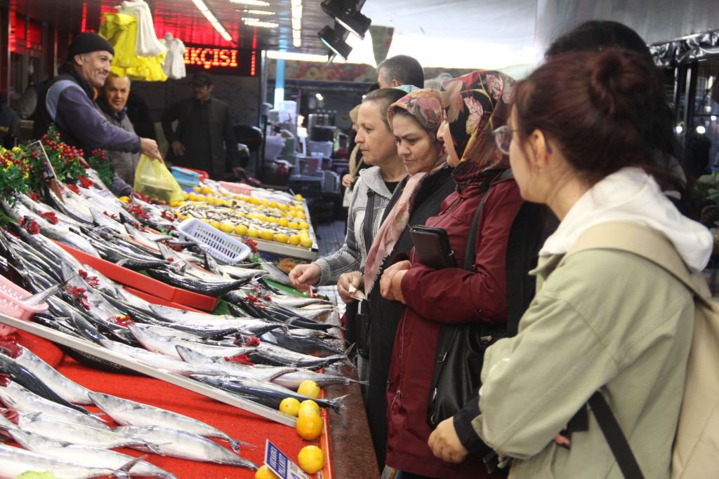 BOLU PAZARINDAKİ YOĞUNLUK ESNAFI SEVİNDİRDİ