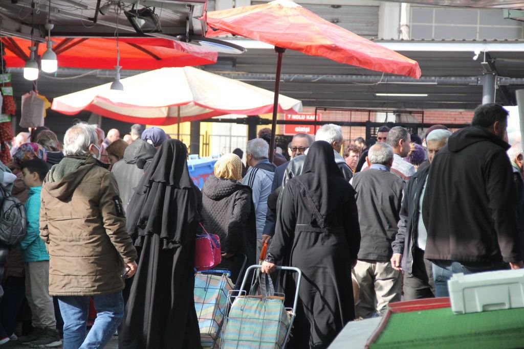 BOLU PAZARINDAKİ YOĞUNLUK ESNAFI SEVİNDİRDİ