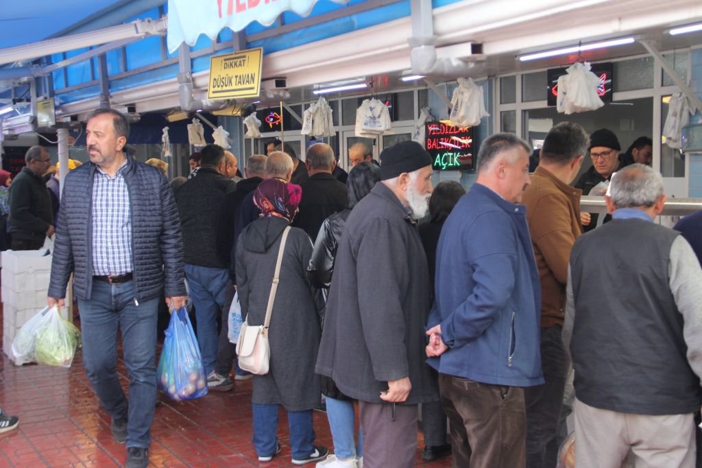 BOLU PAZARINDAKİ YOĞUNLUK ESNAFI SEVİNDİRDİ