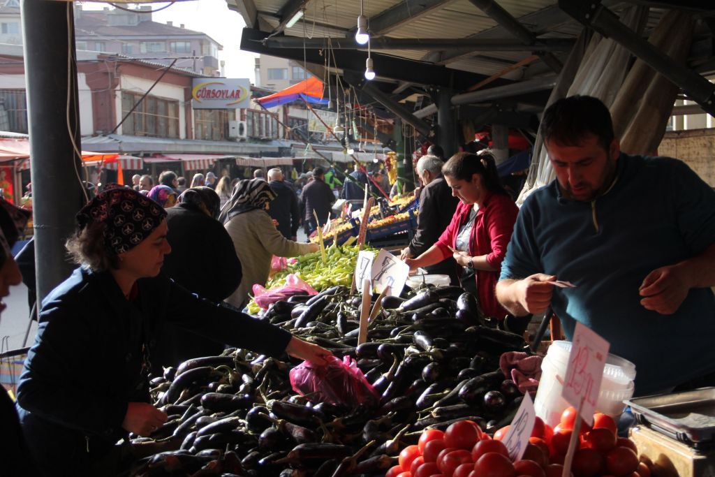 BOLU PAZARINDAKİ YOĞUNLUK ESNAFI SEVİNDİRDİ