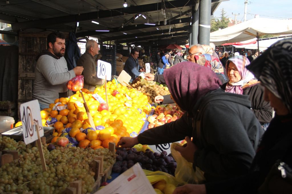 BOLU PAZARINDAKİ YOĞUNLUK ESNAFI SEVİNDİRDİ