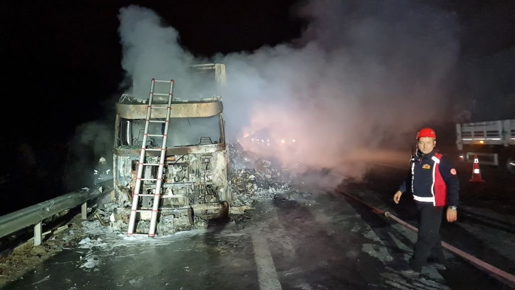 BOLU PLAKALI TIR ALEV ALEV YANDI