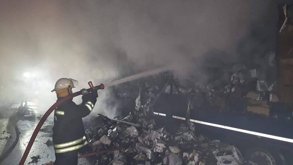 BOLU PLAKALI TIR ALEV ALEV YANDI