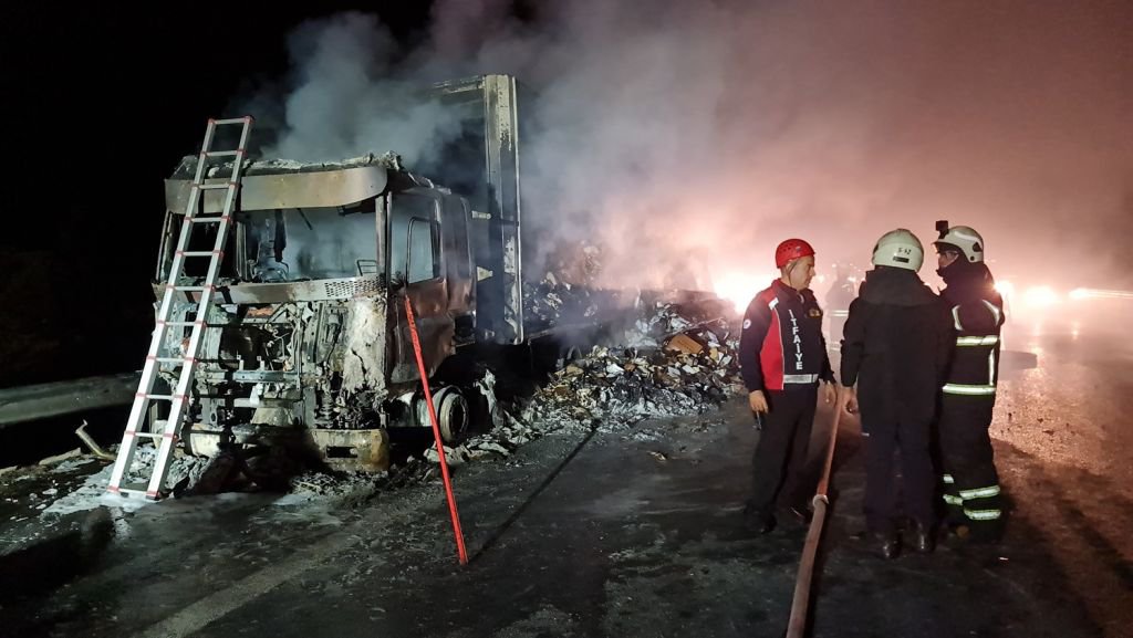 BOLU PLAKALI TIR ALEV ALEV YANDI