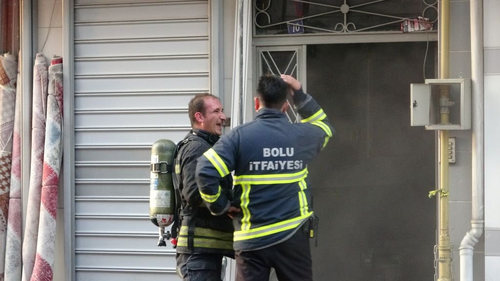 BOLU'DA APARTMANIN BODRUMUNDA ÇIKAN YANGINDA MAHSUR KALDI