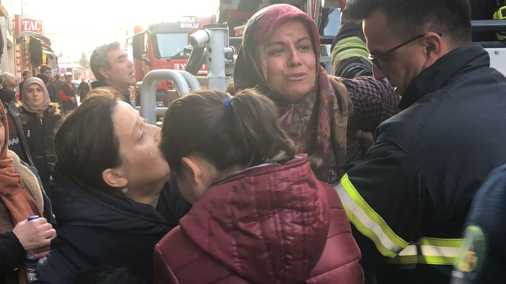 BOLU'DA APARTMANIN BODRUMUNDA ÇIKAN YANGINDA MAHSUR KALDI