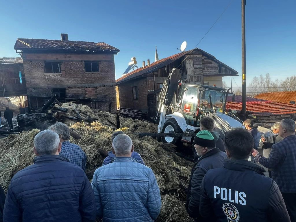 BOLU’DA EV VE SAMANLIK ALEV ALEV YANDI