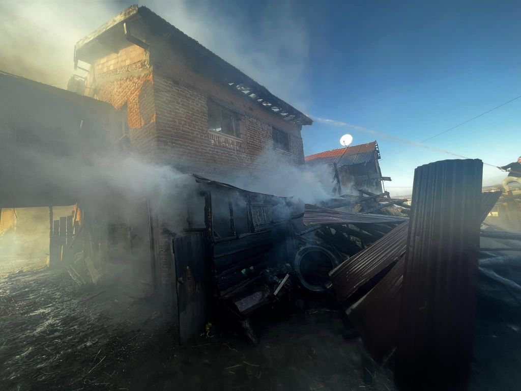 BOLU’DA EV VE SAMANLIK ALEV ALEV YANDI