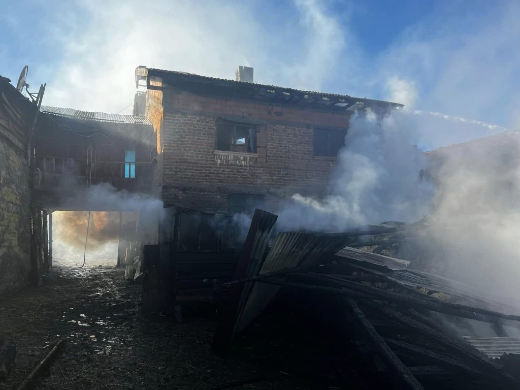 BOLU’DA EV VE SAMANLIK ALEV ALEV YANDI