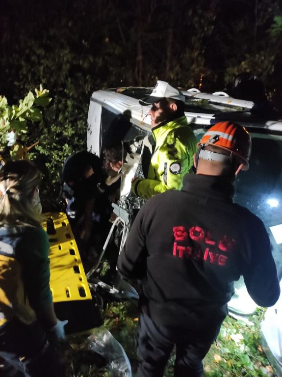 BOLU'DA KORKUNÇ KAZA... 6 GENÇ ÖLÜMDEN DÖNDÜ