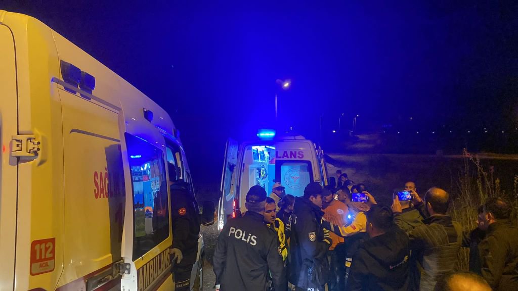 BOLU'DA KORKUNÇ KAZA... 6 GENÇ ÖLÜMDEN DÖNDÜ