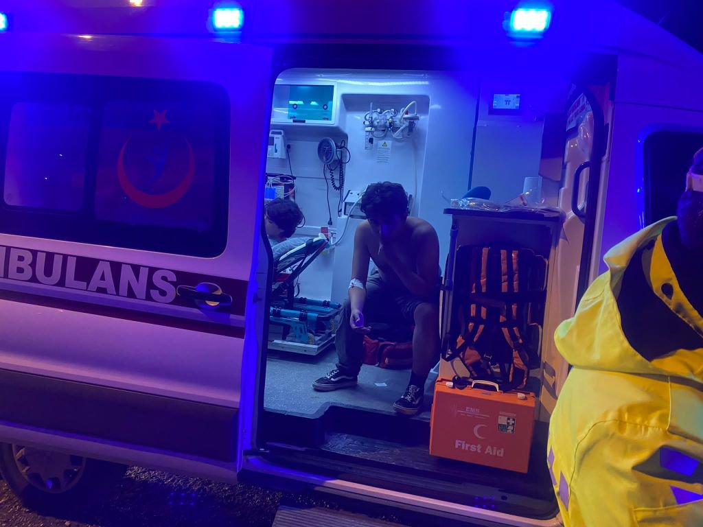 BOLU'DA KORKUNÇ KAZA... 6 GENÇ ÖLÜMDEN DÖNDÜ