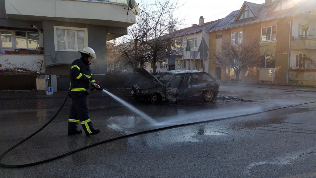 ÇALIŞIR HALDE BEKLETİLEN OTOMOBİL ALEV ALEV YANDI