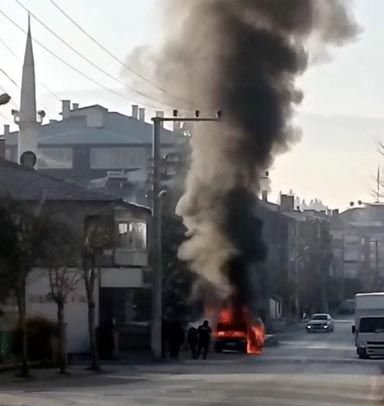 ÇALIŞIR HALDE BEKLETİLEN OTOMOBİL ALEV ALEV YANDI