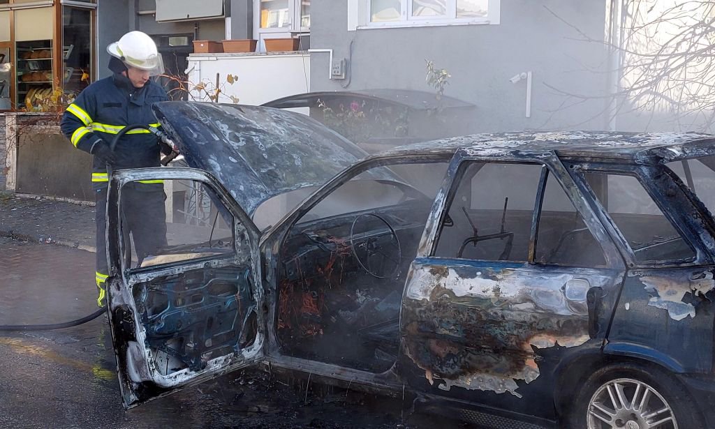 ÇALIŞIR HALDE BEKLETİLEN OTOMOBİL ALEV ALEV YANDI