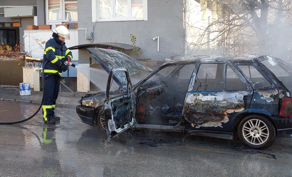 ÇALIŞIR HALDE BEKLETİLEN OTOMOBİL ALEV ALEV YANDI