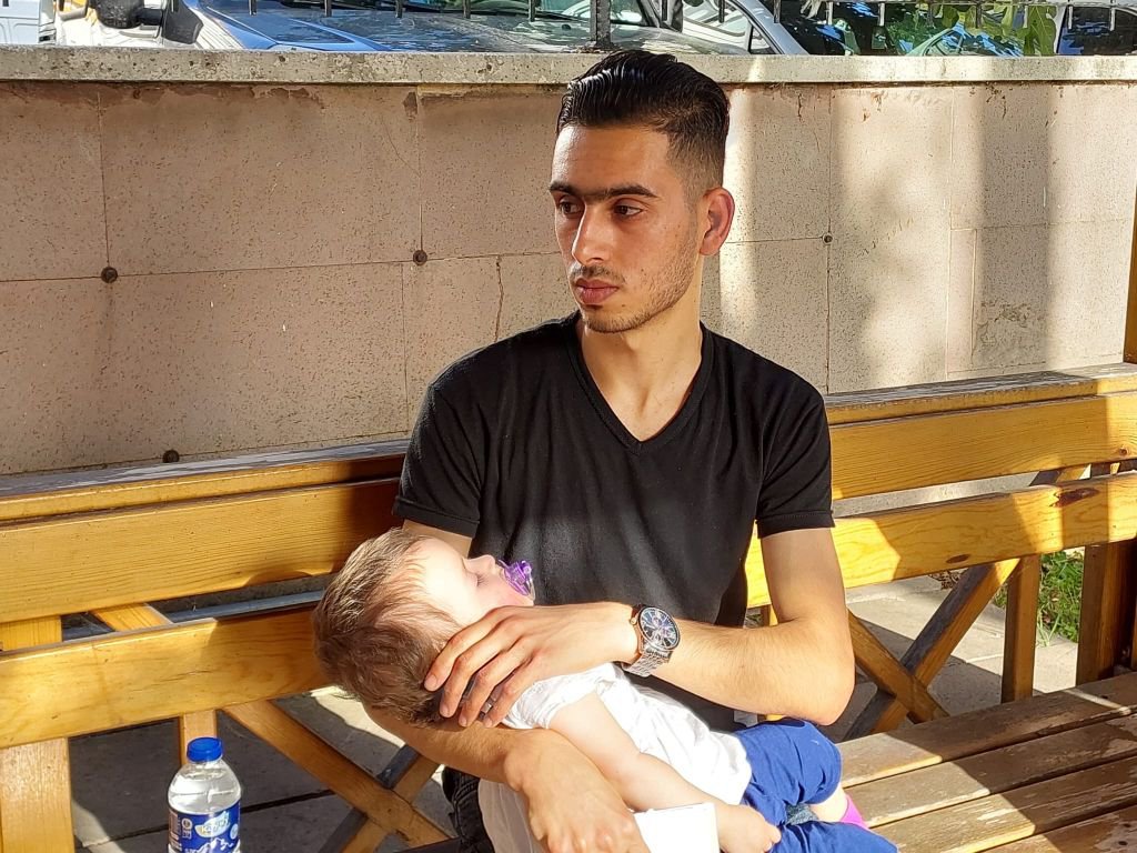 ÇOCUĞUNU BIRAKIP SEVGİLİSİYLE KAÇTI