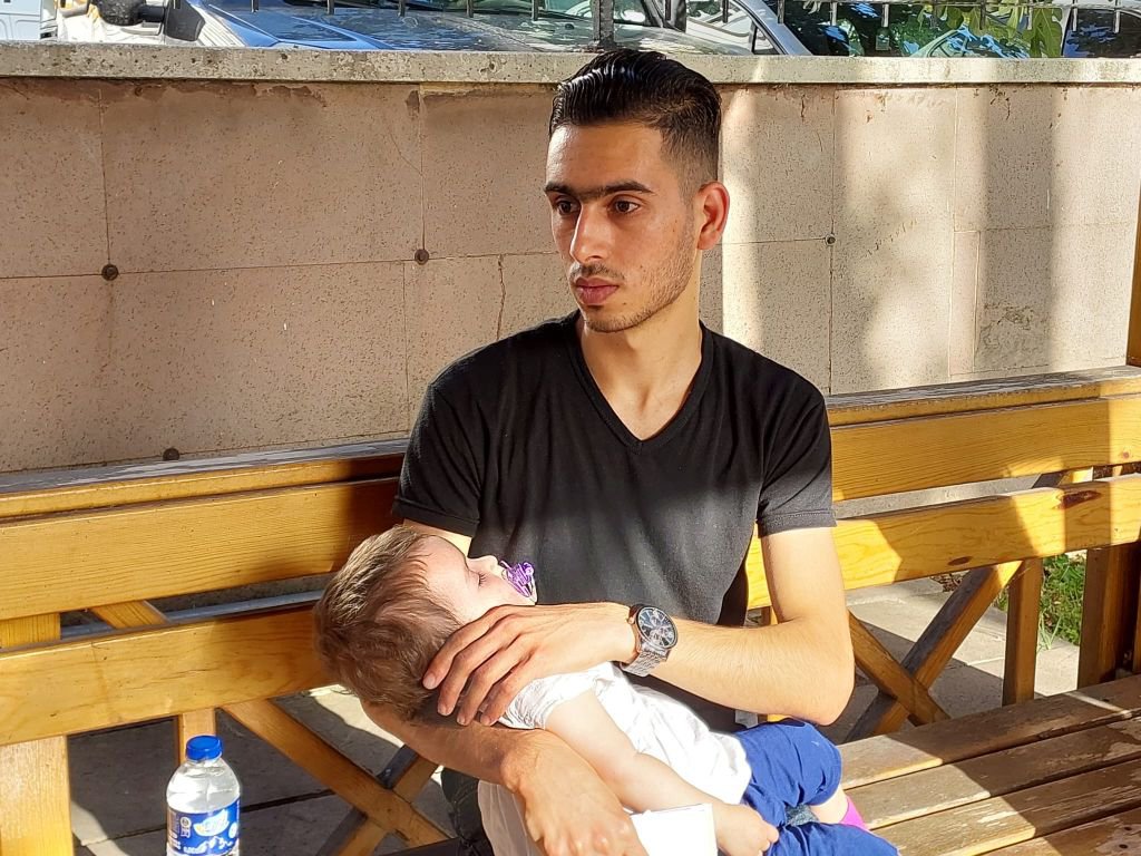 ÇOCUĞUNU BIRAKIP SEVGİLİSİYLE KAÇTI