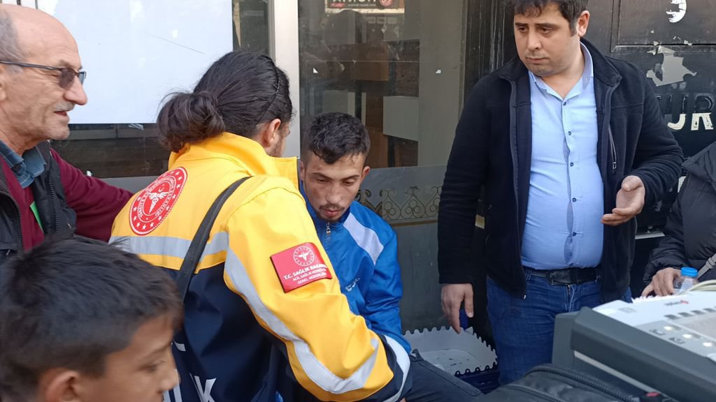 DİREKSİYONDA RAHATSIZLANARAK KAZA YAPTI