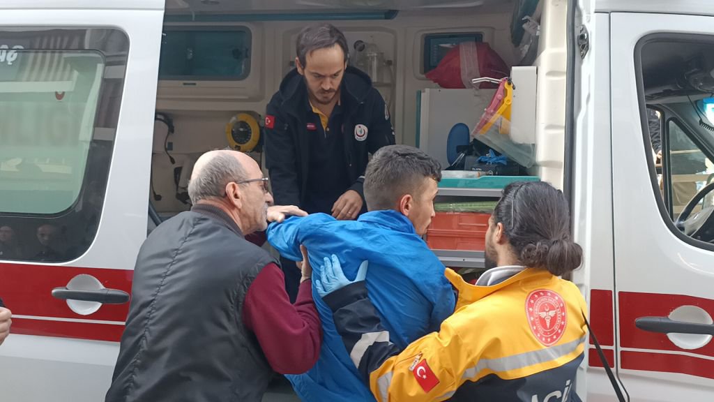 DİREKSİYONDA RAHATSIZLANARAK KAZA YAPTI