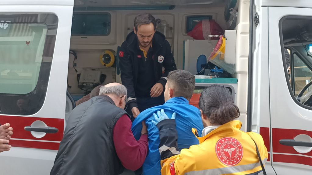 DİREKSİYONDA RAHATSIZLANARAK KAZA YAPTI