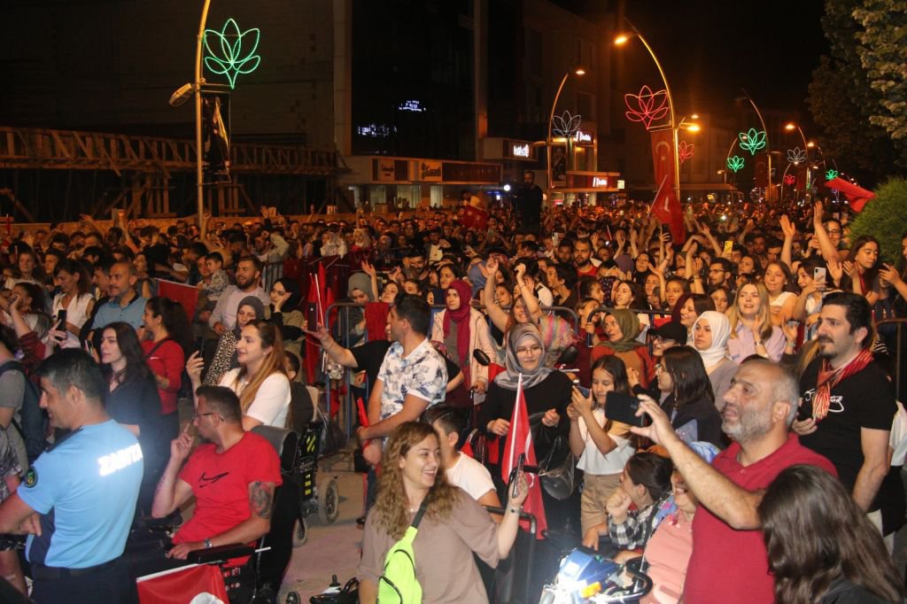 EKİN UZUNLAR KEMENÇESİYLE BOLULULARI COŞTURDU