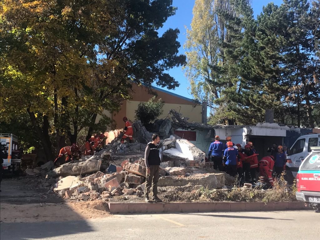 ENKAZ ALTINDA KALANLARI KURTARDILAR