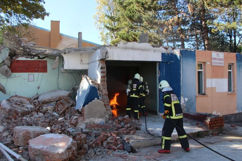 ENKAZ ALTINDA KALANLARI KURTARDILAR