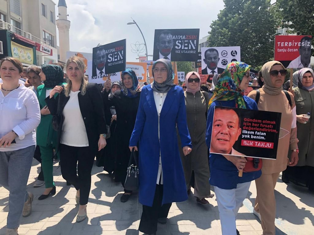 KADINLARDAN TANJU ÖZCAN'A TEPKİ