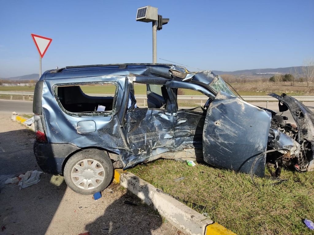 KAVŞAKTA ÖLÜMDEN DÖNDÜLER