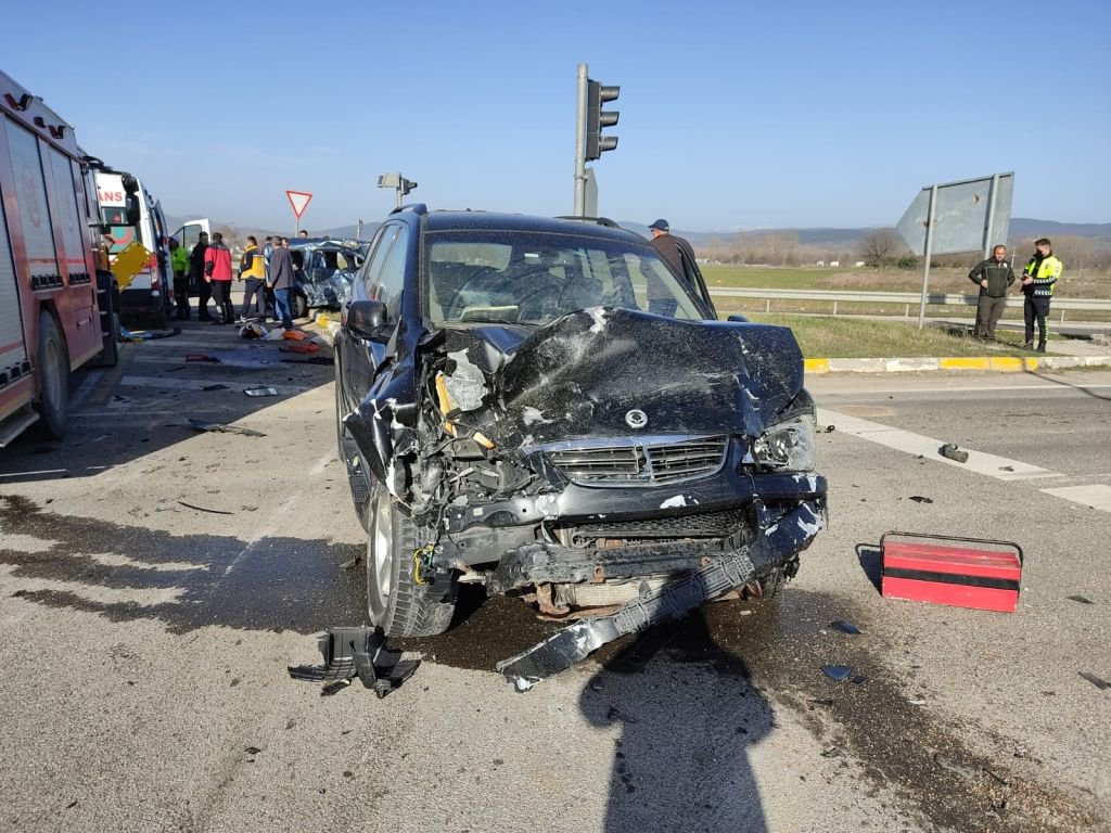 KAVŞAKTA ÖLÜMDEN DÖNDÜLER