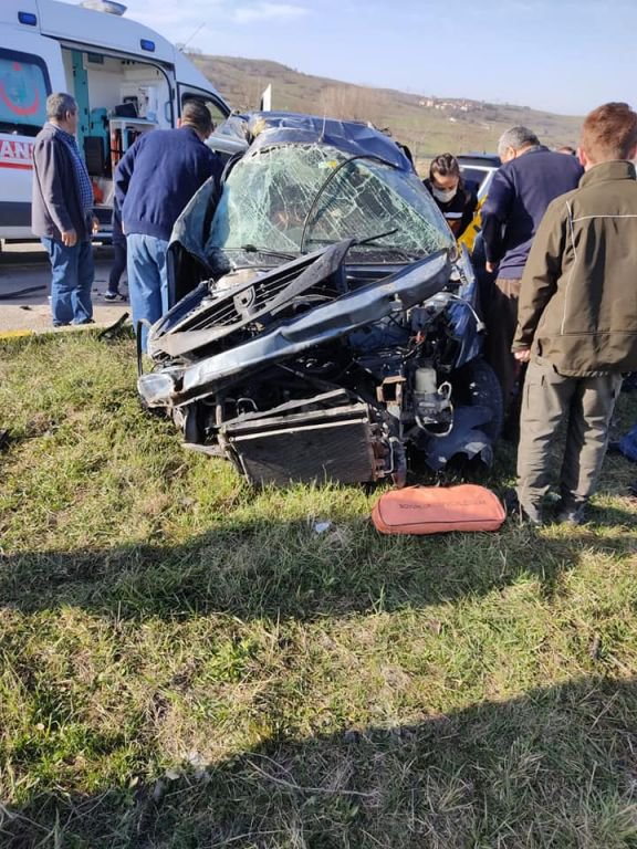 KAVŞAKTA ÖLÜMDEN DÖNDÜLER