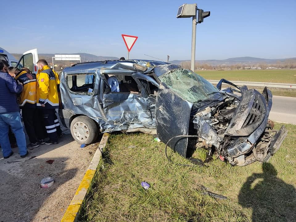 KAVŞAKTA ÖLÜMDEN DÖNDÜLER