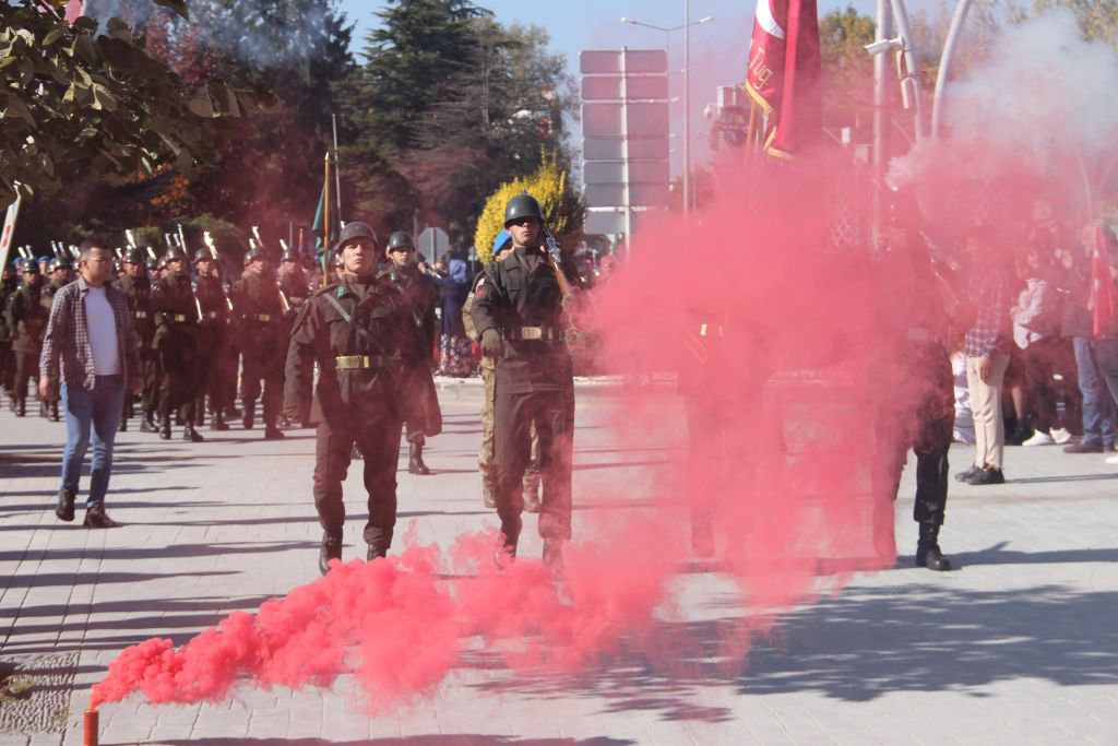 KOMANDOLAR CADDEYİ İNLETTİ