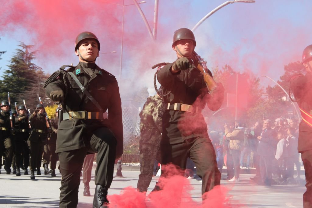 KOMANDOLAR CADDEYİ İNLETTİ