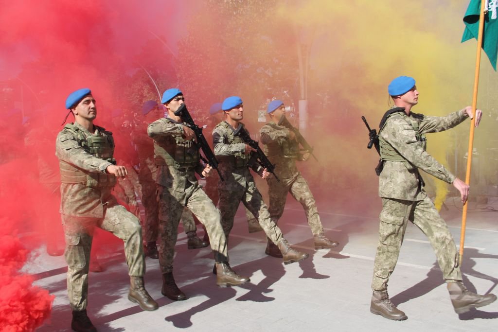 KOMANDOLAR CADDEYİ İNLETTİ