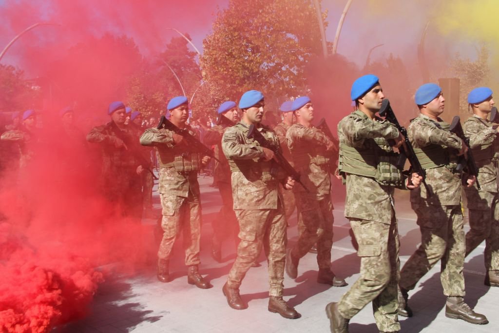 KOMANDOLAR CADDEYİ İNLETTİ