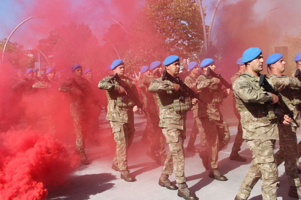 KOMANDOLAR CADDEYİ İNLETTİ