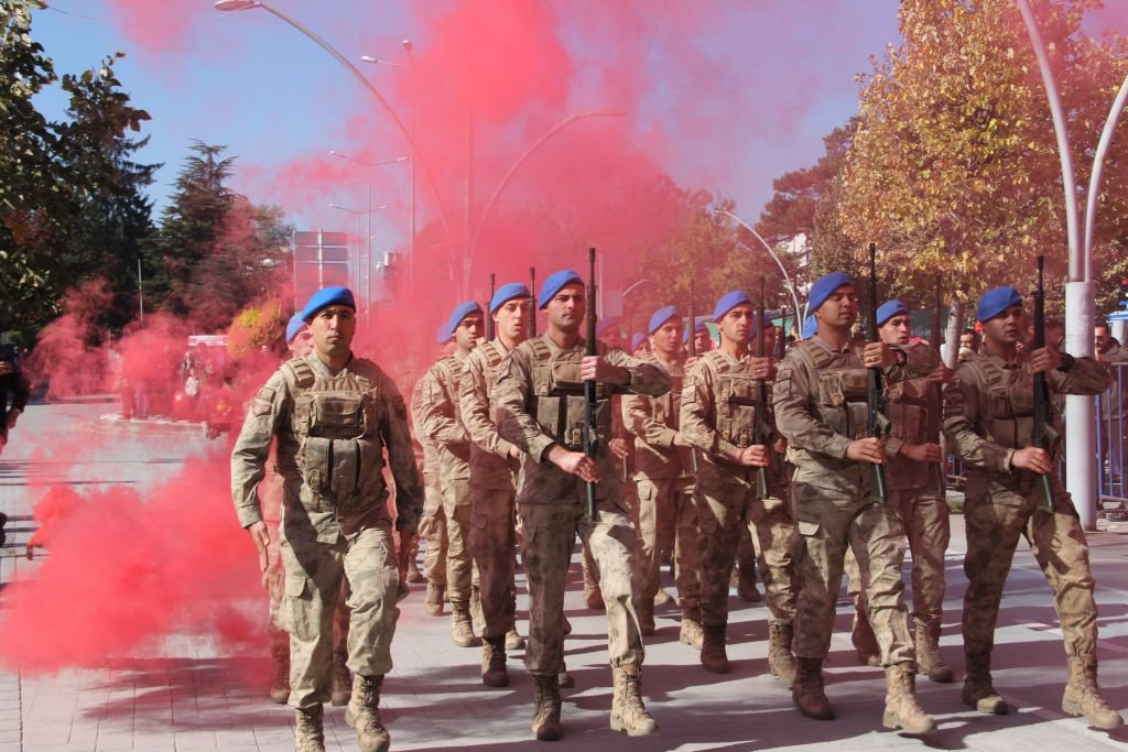 KOMANDOLAR CADDEYİ İNLETTİ