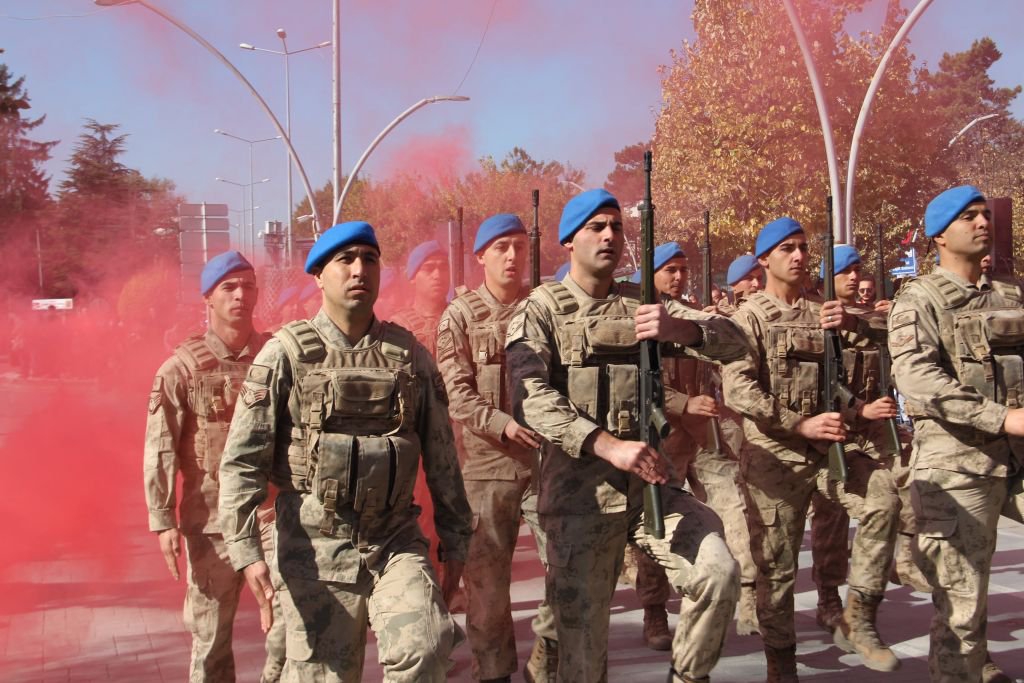 KOMANDOLAR CADDEYİ İNLETTİ