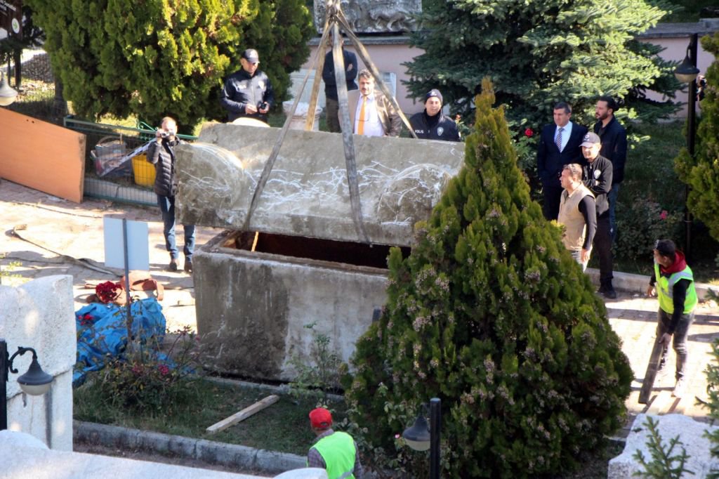 LAHİT MEZAR AÇILDI.. MERAK EDİLEN HER ŞEY BU HABERDE