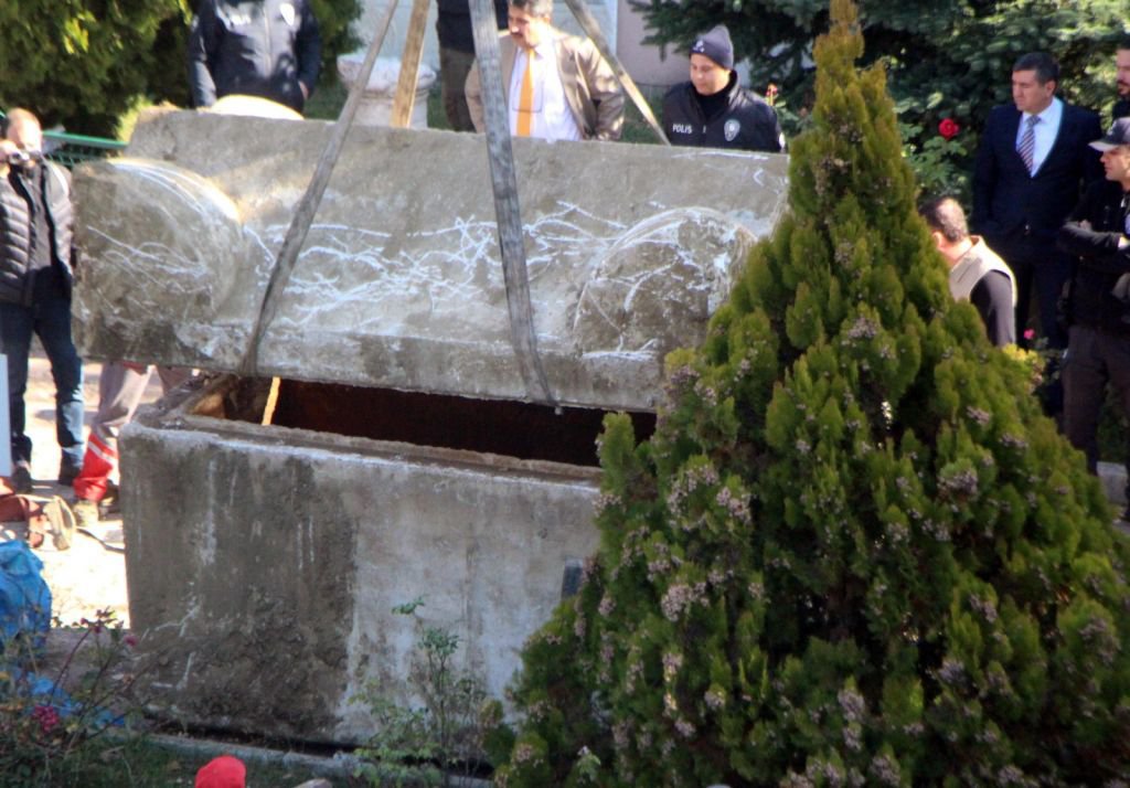 LAHİT MEZAR AÇILDI.. MERAK EDİLEN HER ŞEY BU HABERDE