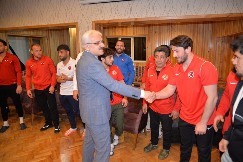 MİLLİ TAKIMA VALİDEN BAKLAVA İKRAMI