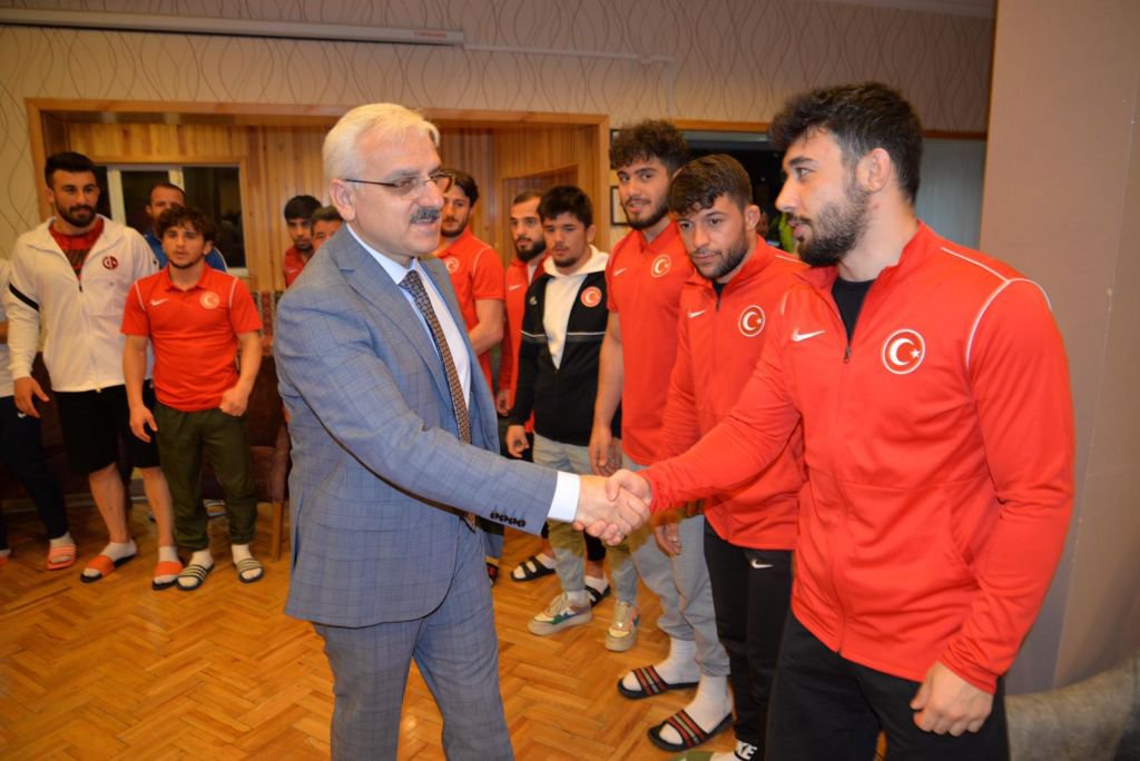 MİLLİ TAKIMA VALİDEN BAKLAVA İKRAMI