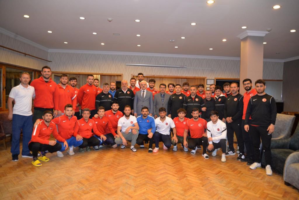 MİLLİ TAKIMA VALİDEN BAKLAVA İKRAMI