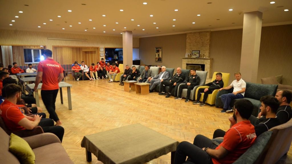 MİLLİ TAKIMA VALİDEN BAKLAVA İKRAMI