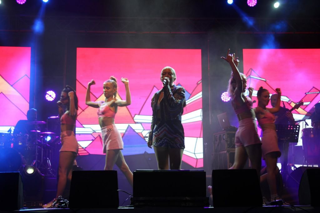 ŞARKILARIYLA DANS ŞOVUYLA BÜYÜLEDİ