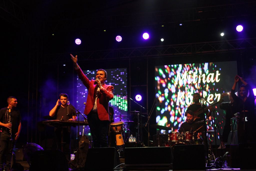 ŞARKILARIYLA DANS ŞOVUYLA BÜYÜLEDİ