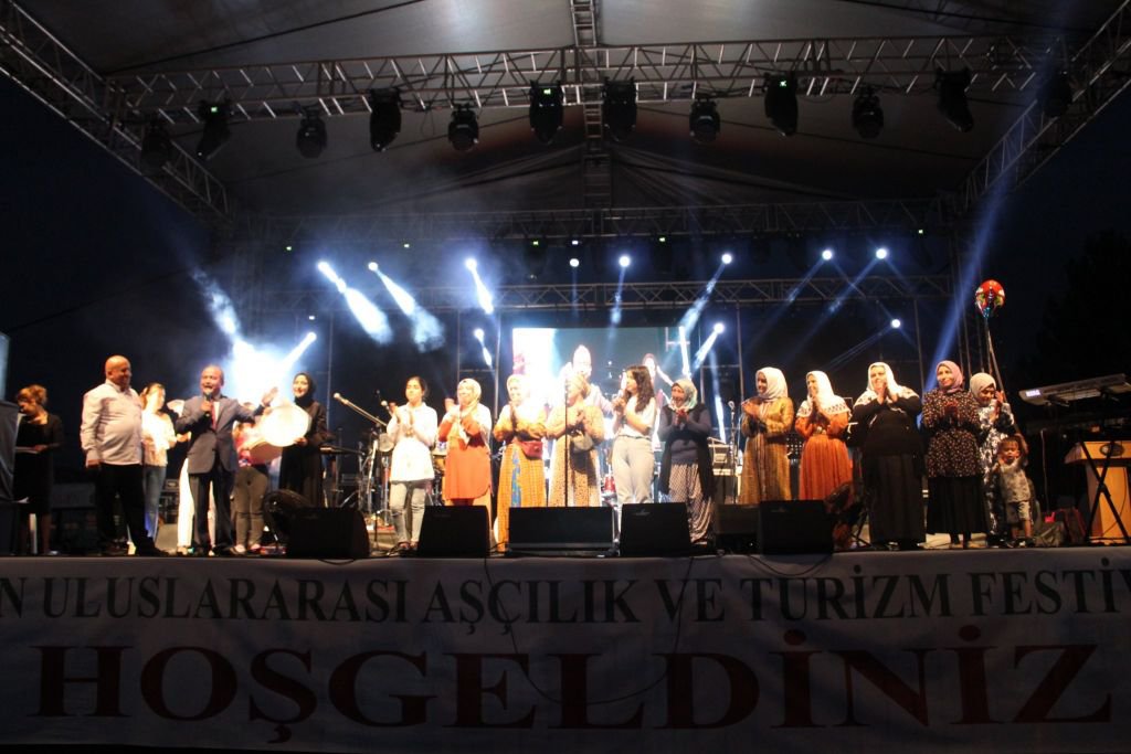 ŞARKILARIYLA DANS ŞOVUYLA BÜYÜLEDİ